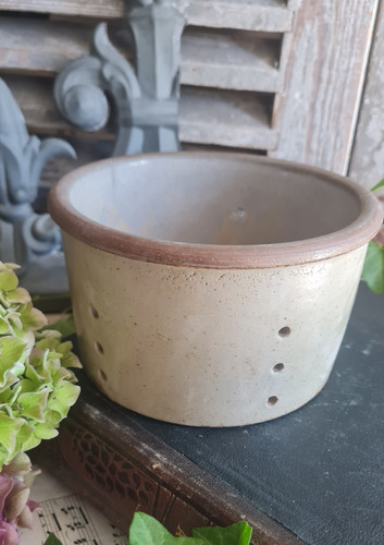 Ancienne faisselle egouttoir - ,