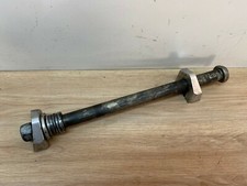 UN AXE DE ROUE ARRIERE AVEC