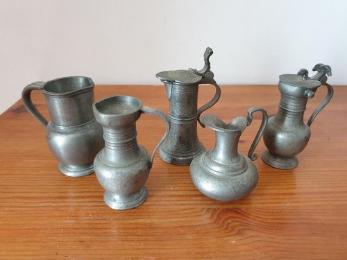 Ensemble petits pichets - de,