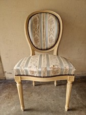 Chaise de style Louis XVI en bois laqué crème et soie à dossier médaillon
