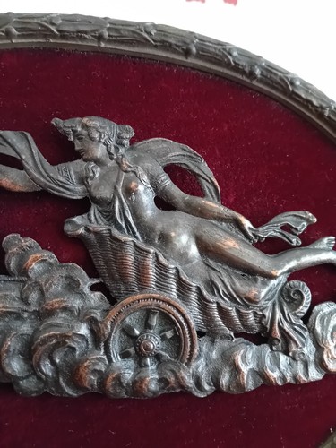 Très ancien bas relief cuivre - très,