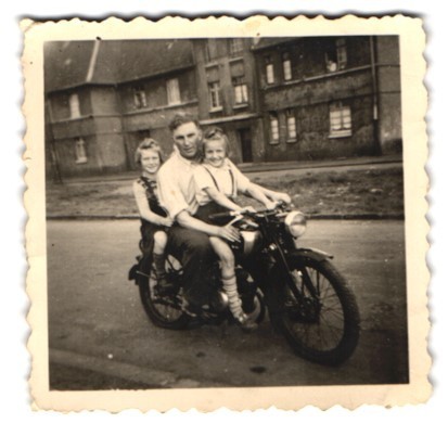 Photographie moto père assis - moto,,