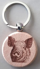 porte clé rond en bois de hetre gravé sur le motif du cochon