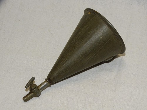 Ancien entonnoir metal avec - metal,