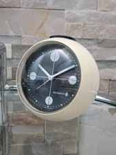 Horloge design space age par