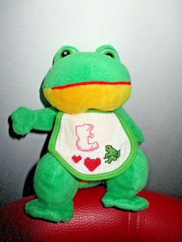 Peluche grenouille bavoir