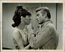 1968 Press Photo Actors Rosemary Nicols, Richard Bradford on "Man In A Suitcase"