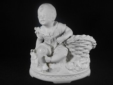 FIGURINE / JARDINIÈRE BISCUIT CHÉRUBIN AU PANIER EN PORCELAINE ALLEMANDE