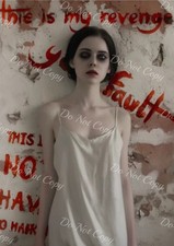 Photo A4 – Jeune femme au mur ensanglanté, ambiance thriller – B00291