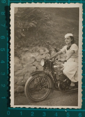 Photo moto ancienne - femme, 1933