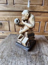 Statue Singe De Darwin, Dans