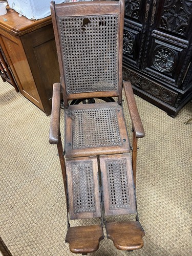 Chaise roulante ancienne pour
