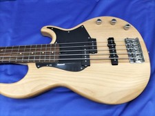 Guitare basse électrique