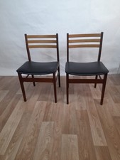 Paire de chaise scandinave en teck et skaï noir – Danemark 1960