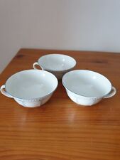 Trois tasses à thé