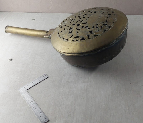 Ancienne bassinoire avec