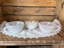 3 jolies petites tasses pastel