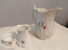 LOT : 1 Pot à lait et 1 ensemble épices en porcelaine blanche motif floral