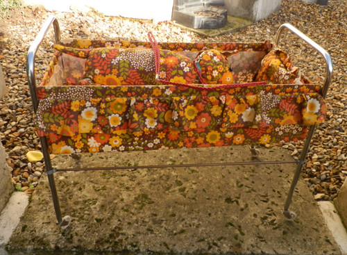 Ancien jouet lit sur - , roulettes