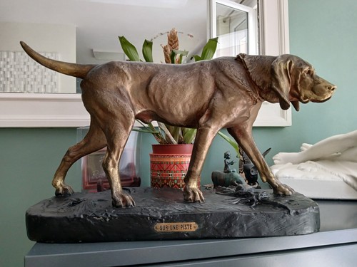 Sculpture chien sur - socle, «