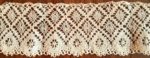 Dentelle ancienne aux - -,