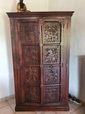 Armoire sculptée en bois exotique massif