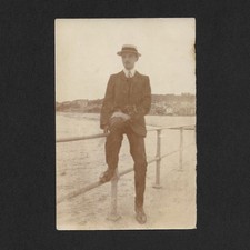 Homme élégant assis