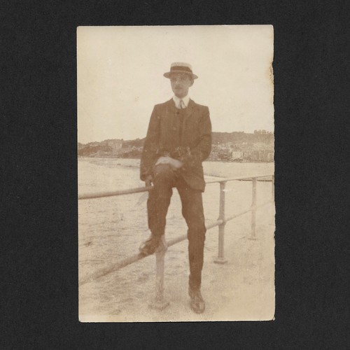 Homme élégant assis