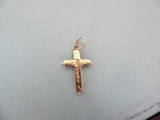 old small cross in 18k gold with a small flower in its center 0.79gr