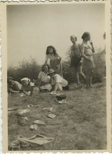 OLD PHOTO - VINTAGE SNAPSHOT - GROUP PICNIC KITCHEN CAMPING - PICNIC 