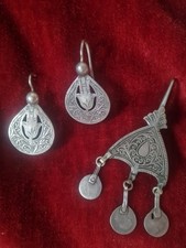 Trois bijoux anciens. Argent