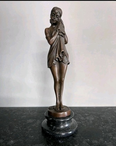 Bronze jeune femme signée