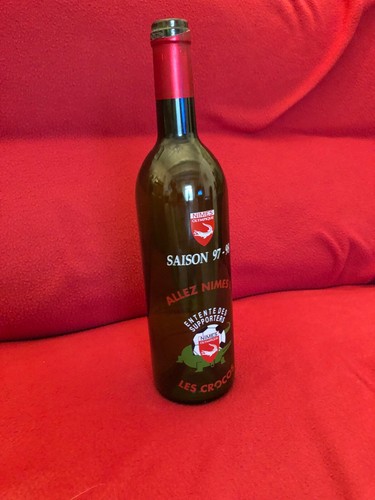Une bouteille vin vide - 1,