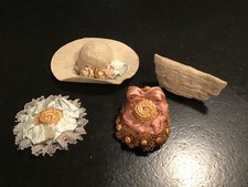 Petits chapeaux anciens pour