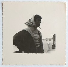 Femme profil foulard tête élégante - Photo vintage snapshot 1957