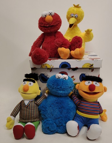 Kaws uniqlo sesame street - x,