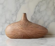 Vase décoratif au design organique, finition texturée façon cuivre