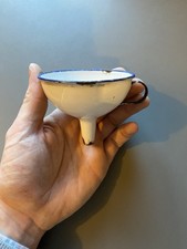 Ancien entonnoir blanc liseré