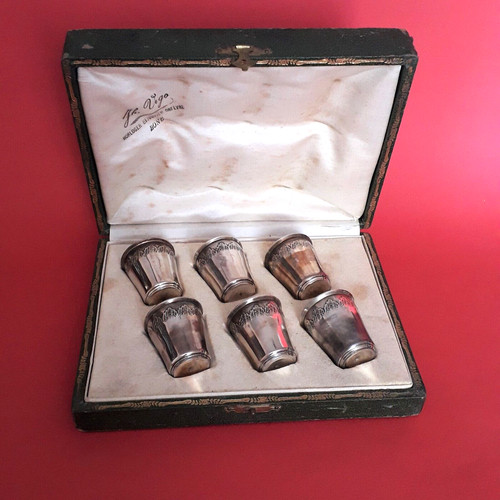Coffret anciens gobelets à - 6,
