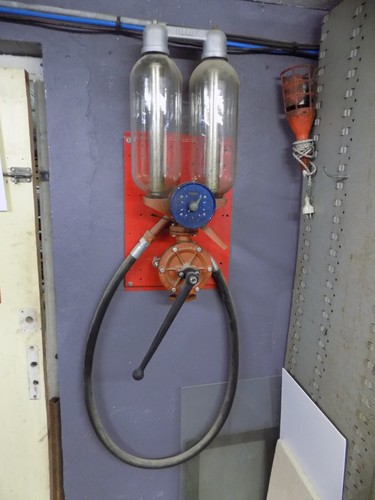 Ancienne pompe jaugeur - pompe,