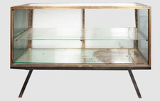 Grande vitrine plate de magasin en laiton et acier chromé, fixe, à pans inclinés