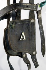  ANCIENNE BRIDE CHEVAL DE TRAIT, cuir, oeillères monogrammes laiton A et R 