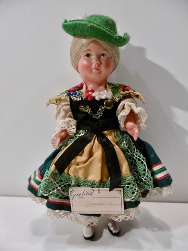 Jolie poupée folklorqiue - jolie,