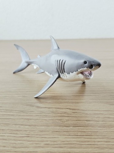 Schleich figurine requin