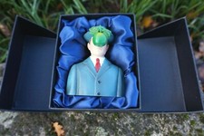 PA17MAG  FIGURINE STATUETTE COFFRET  LE FILS DE L HOMME MAGRITTE   PARASTONE