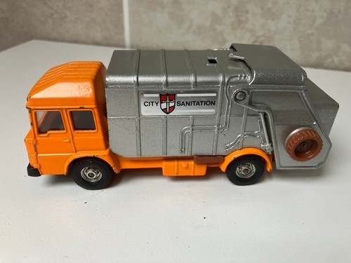 Vieux camion poubelle - , en