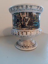vase majolique italien avec scène d'histoire polychrome et pied
