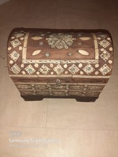 Coffre décoratif vintage en bois sculpté – artisanal