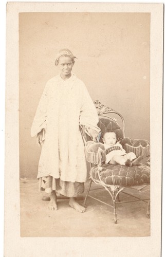 Jeune bébé dans son fauteuil
