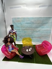 Barbie et Ken  AA un café à